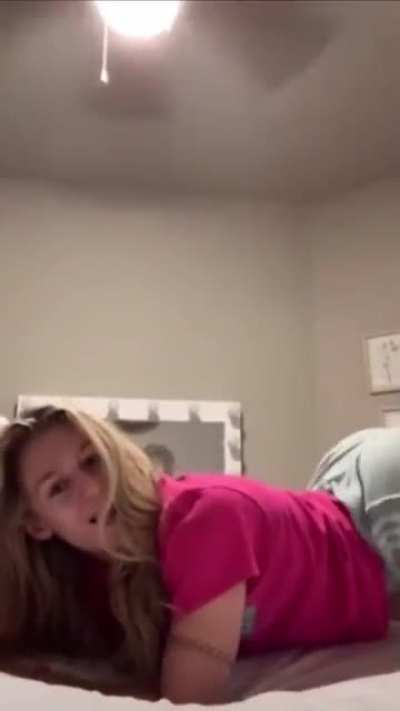 Imagine her doing that on your dick 🤤🤤
