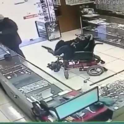 Eu sei que a violência no Brasil em geral é bem alta coisa e tal, mas aqui já é sacanagem! Ate o cara sem braços na cadeira de rodas?
