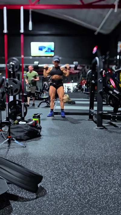 Lunges in between sets for a greater pump and hypertrophy