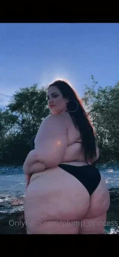 I’m literally obsessed with her huge butt
