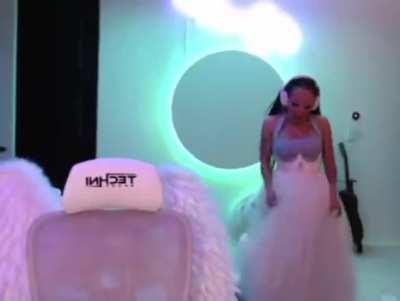 Doja Cat dancing in the Bebe Rexha’s new song New Religion at her twitch stream