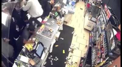 Hoodlums rush and loot Small Convenience Store 😐