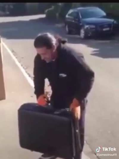 This guy's amazing mime skills