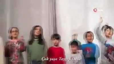 Konya'da bir grup çocuğa AKP genel başkanı ve cumhurbaşkanı Recep Tayyip Erdoğan'ın doğum günü için şarkı söylettirildi.