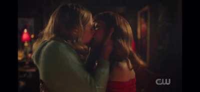 Lili & Mads kissing