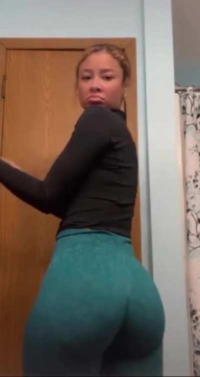 Showin ass👅