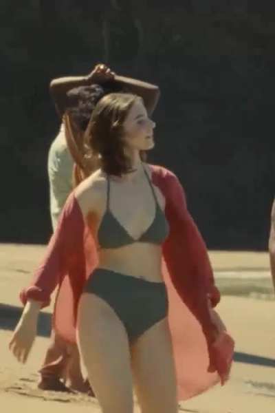 Thomasin McKenzie in Old