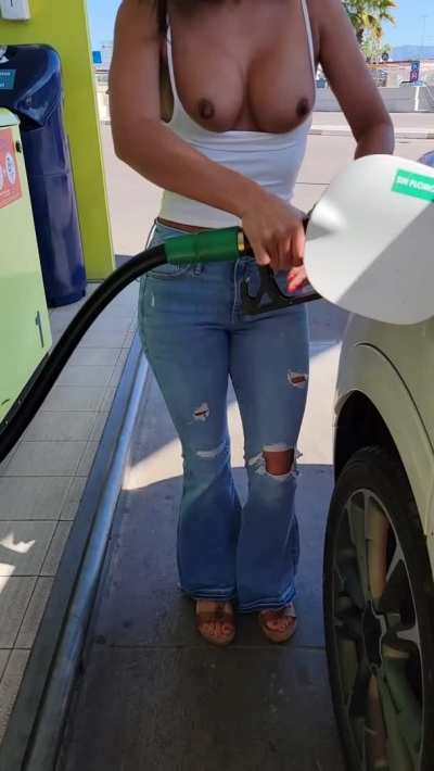 Filling up gass [gif]