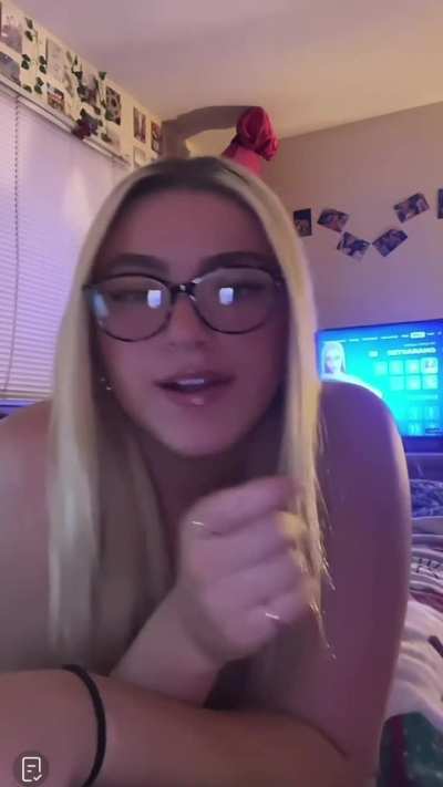 @liannaaurias