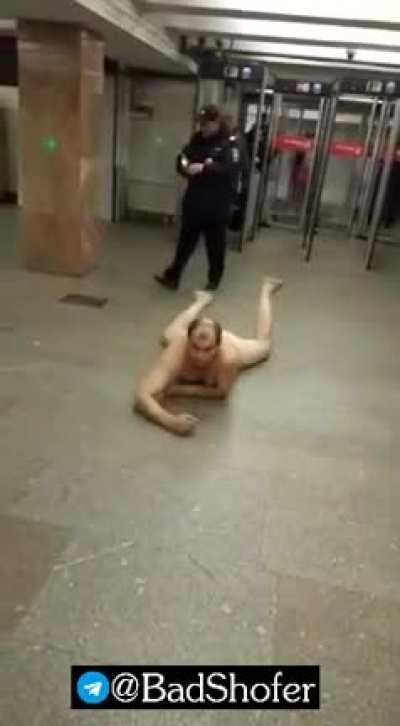 В метро без маски