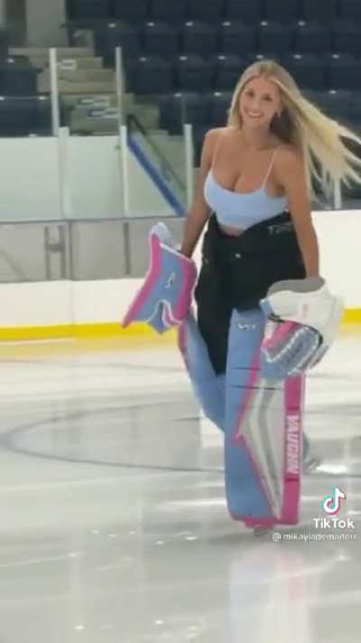 Would love to pin her up against the wall in the rink 😏🏒🥅