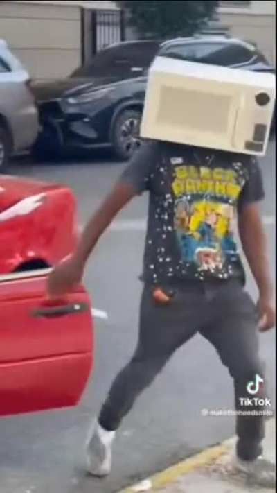 What is the car he is driving? (Ignore the rest of the video)