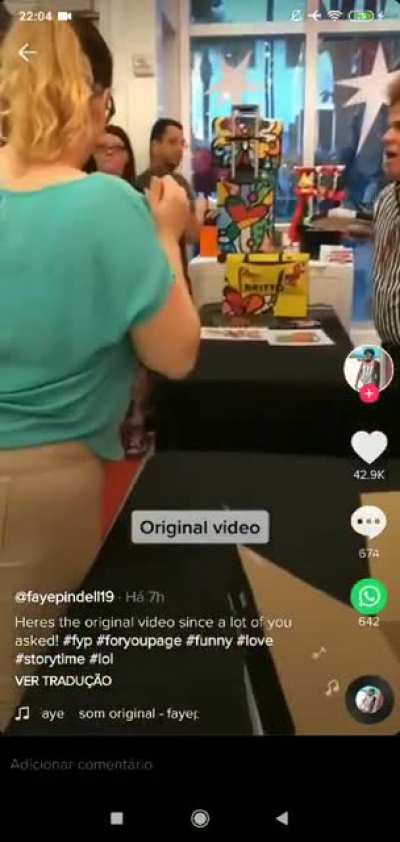 Romero Britto, famoso artista brasileiro, entrou no restaurante dessa senhora e maltratou o garçom. Ela entrou na loja dele outro dia, comprou sua arte mais cara e a quebrou bem na frente dele.