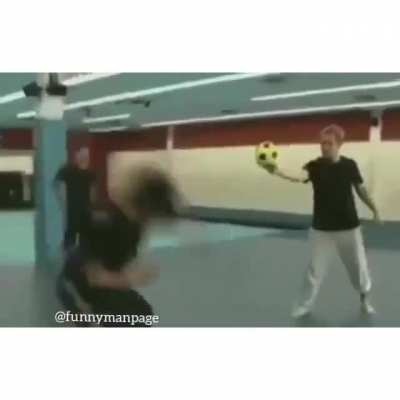 bu topun kafaya gelmesinden daha kötü birşey varsa o da amk bebelerinin top topu çeker mizahı
