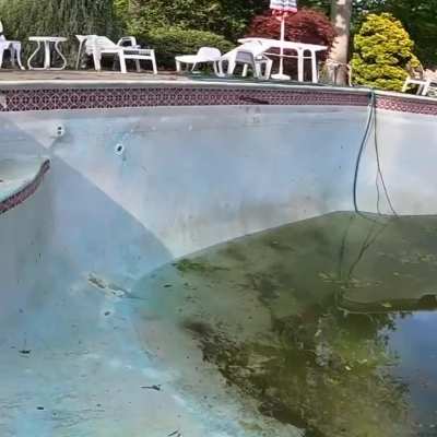 Frisbee trickshot in empty pool
