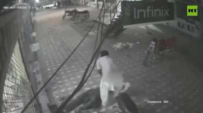 Man saves his pal from electrocution - Pakistan