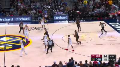 [Highlight] Nikola Jokic shoves Markieff Morris to the ground from behind