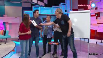 Martín Garabal le muestra sus dibujos robados a Nik