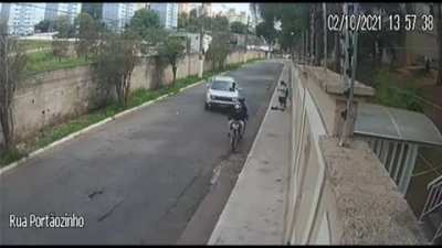 Driver saves pedestrians from mug in Brazil