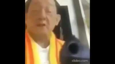 Chino enojado puteador profesional con pistola