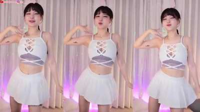mm3mmm dances to Sakuranbo