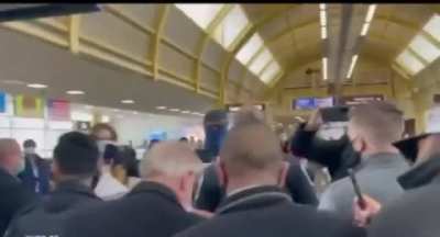Language Alert 🚨 Lindsey Graham gets confronted at the airport in DC. “All America wants is for you to AUDIT OUR VOTE and purge this election of this massive corruption...and you won’t do it. We’re not letting this slide so expect more of this.”