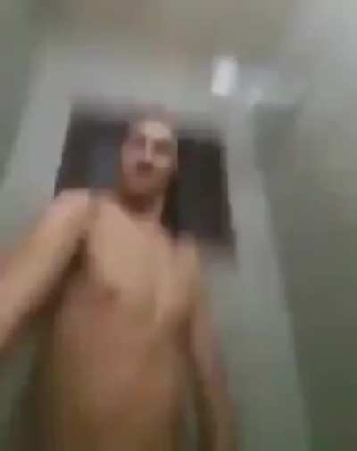 Morena gostosa e rabuda pelada no chuveiro.