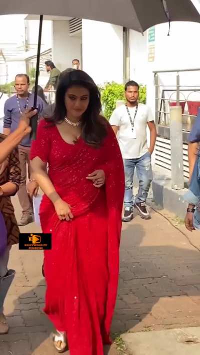  Kajol Devgan lusty big boobs popping out of her red blouse.💦🍼