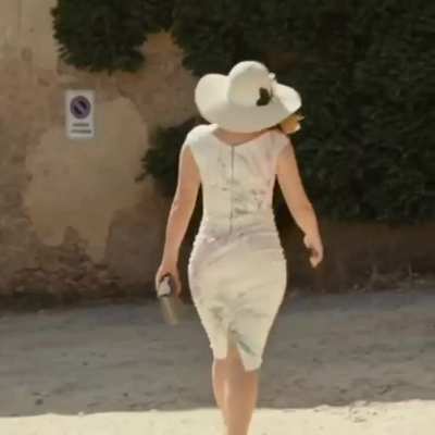 Sarah Snook’s fat ass is so hypnotising, I’m in love 😍