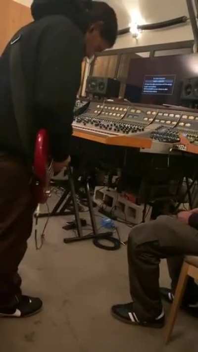 Recording guitar