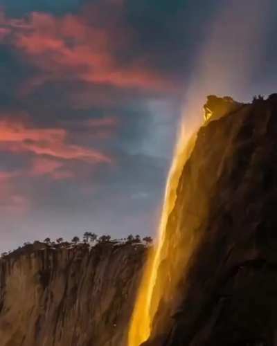 🔥 Firefall ( Yosemite Horsetail's Fall ) - like liquid gold pouring down on the mountain side