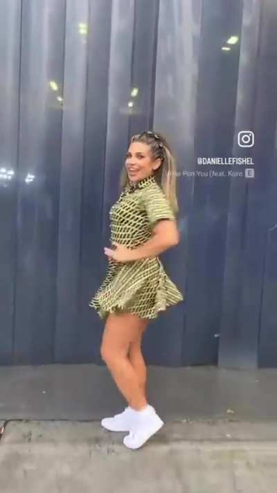 “Boy Meets World” alum Danielle Fishel had a very Topanga-inspired look on last night’s episode of “Dancing with the Stars”.