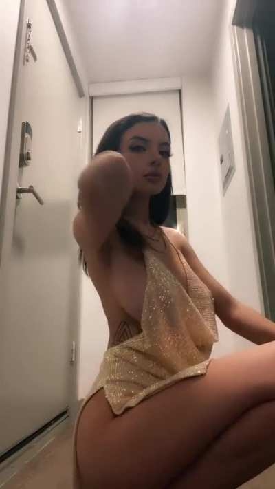 No underwear,no bra