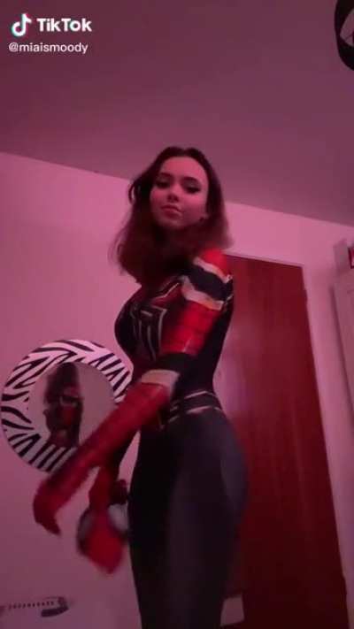 Miaismoody, 18, showing off more curves