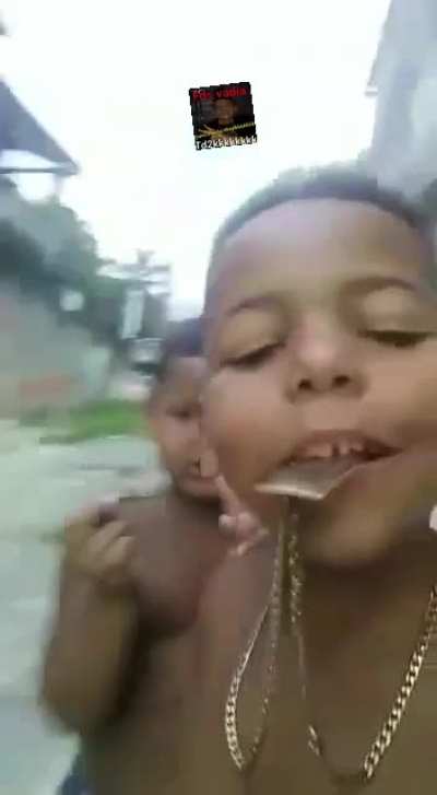 muca e greninja criança