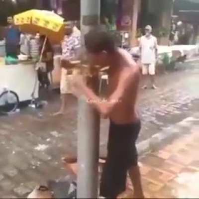 Ele está quero fazer justiça com as suas próprias mãos