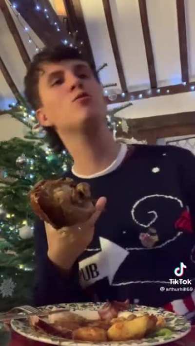 Being Voldemort for Christmas dinner. Credit to @arthurhill69