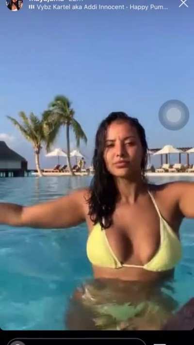 Tit grab 🔥