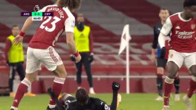 Zaha knee to the face. 66' Yellow for David Luiz