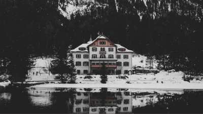 Hotel by the lake