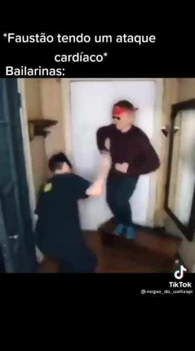 (>°-°)>