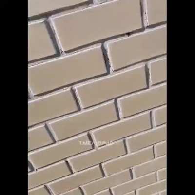 В Балашихе промальпинист, выполнявший работы на фасаде, показал облицовочную кладку, которую сделали строители дома. На следующий день он удалил видео, заявив что 