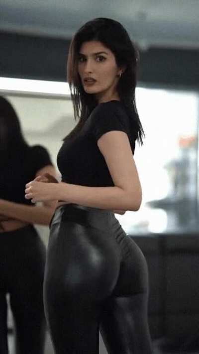 Do you think she's perfect? Her Curves are awesome 🖤