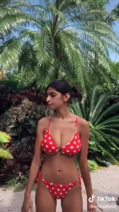 Mia Khalifa look alike
