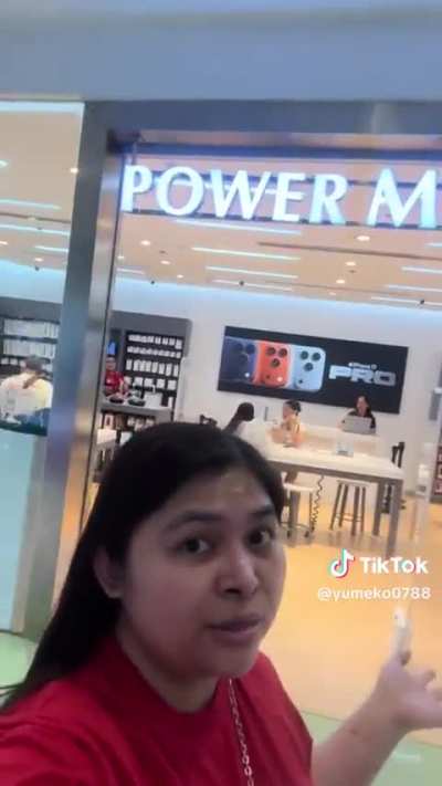 Powermac Center tends not to entertain customers who don’t look well-off.