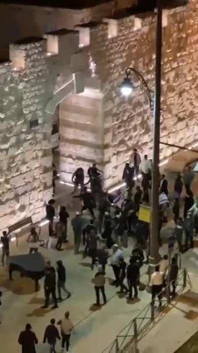How settlers attack 2 Palestinian men when there is no Police, vs How they attack when the police is 