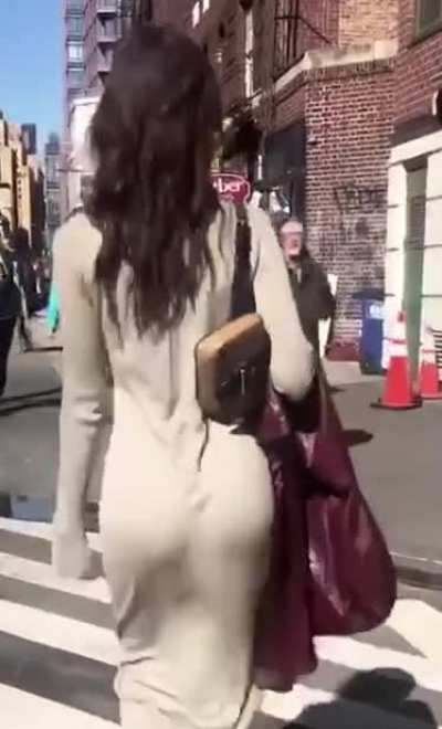 Emily Ratajkowski walking
