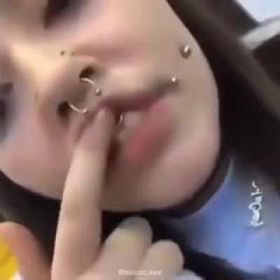 🤢