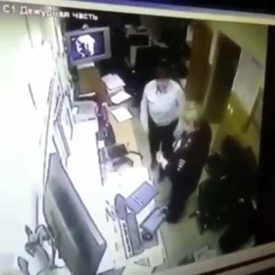 А по белому снегу уходил от погон<wbr>и...