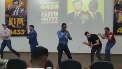Pra quem estava sentindo falta das dancinhas nessa eleição tem essa aí.